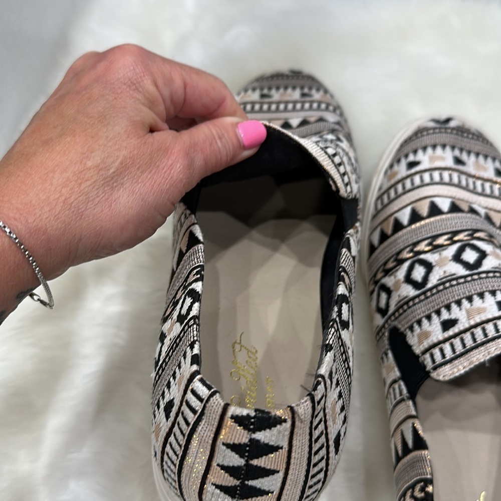Ariat Unbridled  slip on Aztec print white, black, rose, peach size 11  B medium - Picture 11 of 14